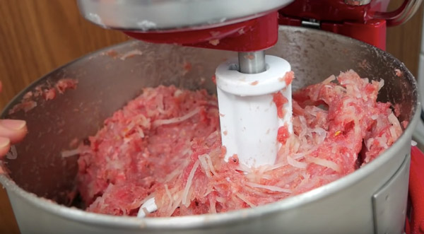 quy trình quết thịt làm nem chua